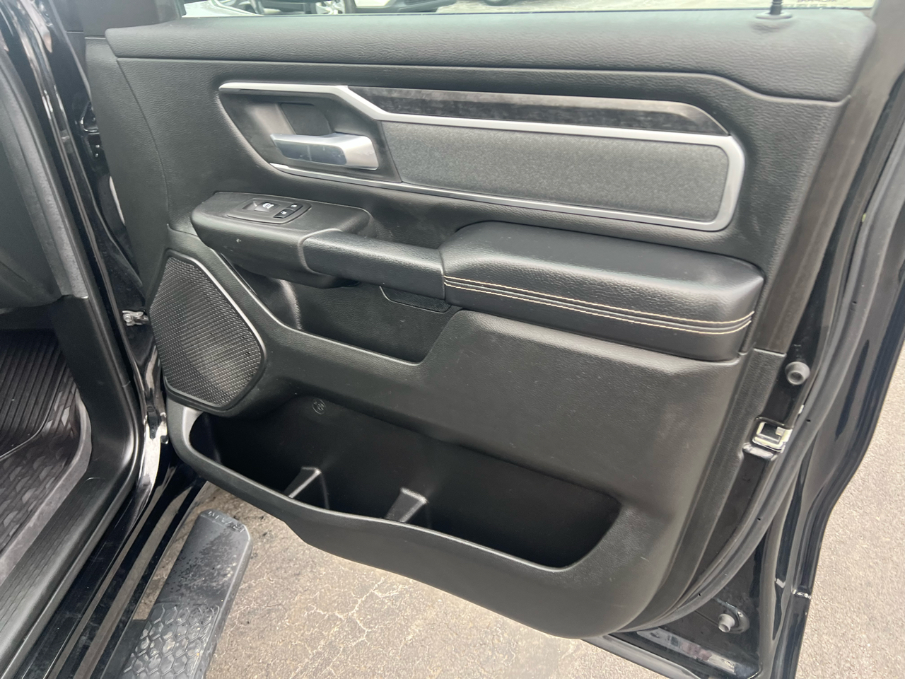 RAM 1500 Big Horn 4x4 Quad Cab 6'4" Box 2022