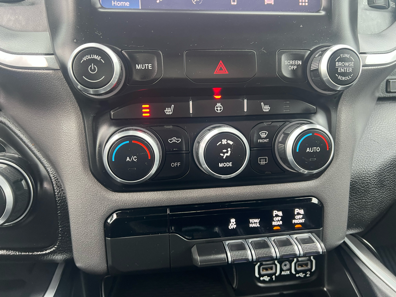 RAM 1500 Big Horn 4x4 Quad Cab 6'4" Box 2022