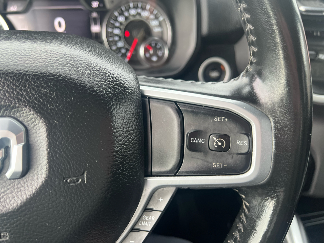 RAM 1500 Big Horn 4x4 Quad Cab 6'4" Box 2022