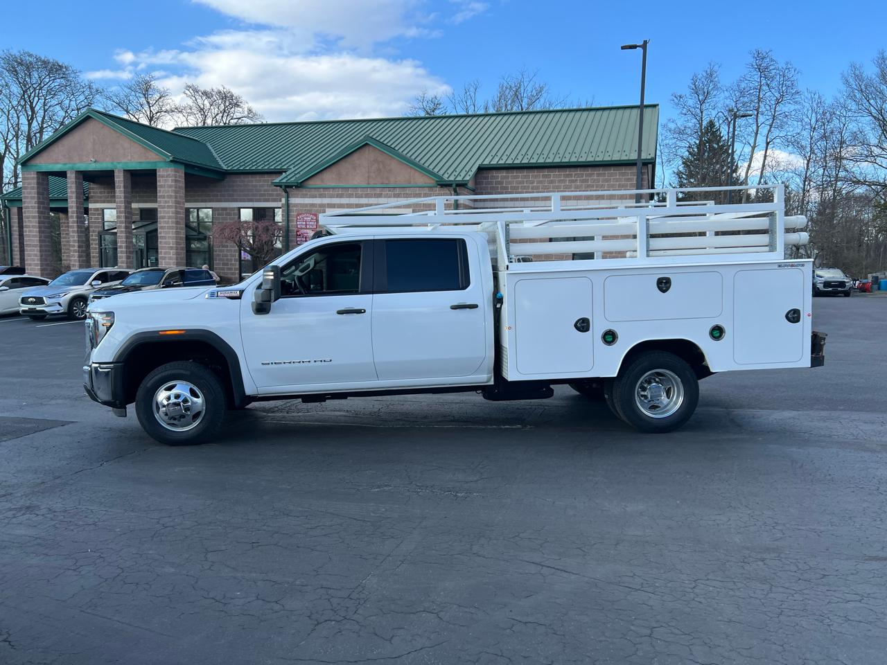 GMC Sierra 3500HD CC 4WD Crew Cab 177" WB, 60" CA Pro 2024