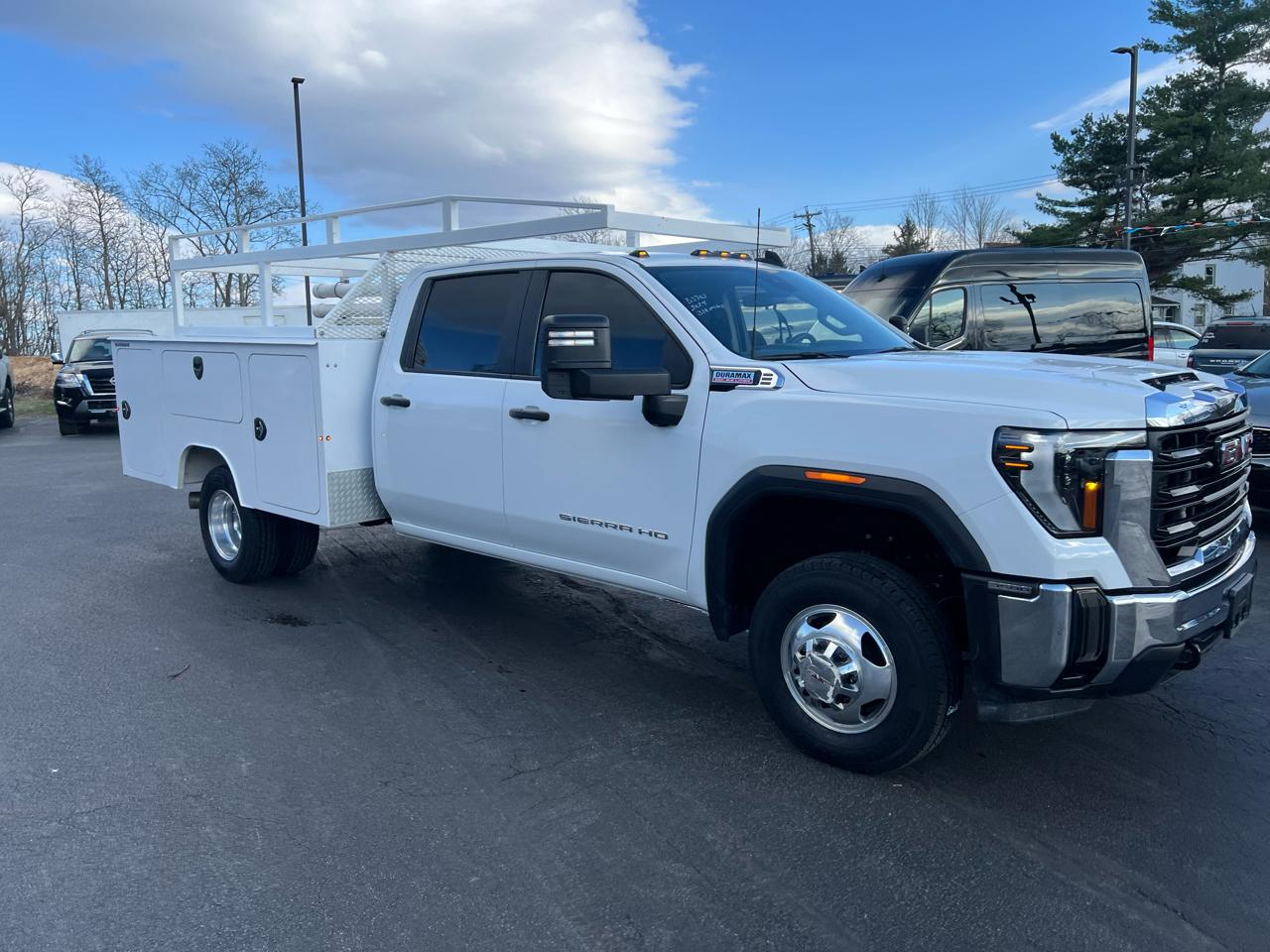 GMC Sierra 3500HD CC 4WD Crew Cab 177" WB, 60" CA Pro 2024