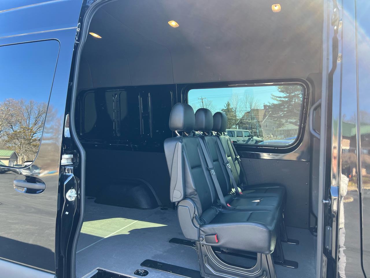 Mercedes-Benz Sprinter Crew Van 2500 Standard Roof V6 144" RWD 2021