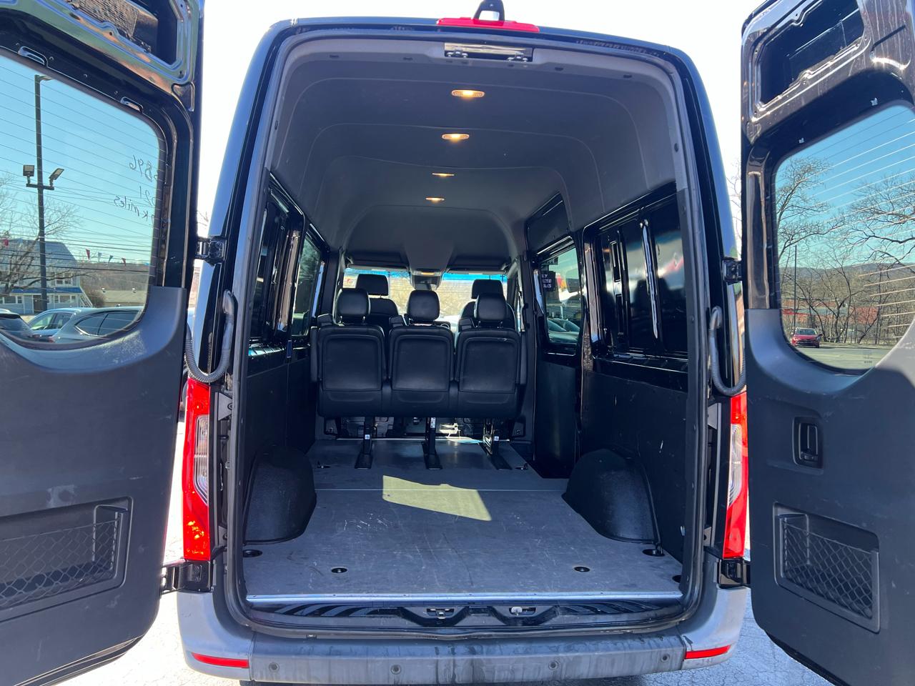 Mercedes-Benz Sprinter Crew Van 2500 Standard Roof V6 144" RWD 2021