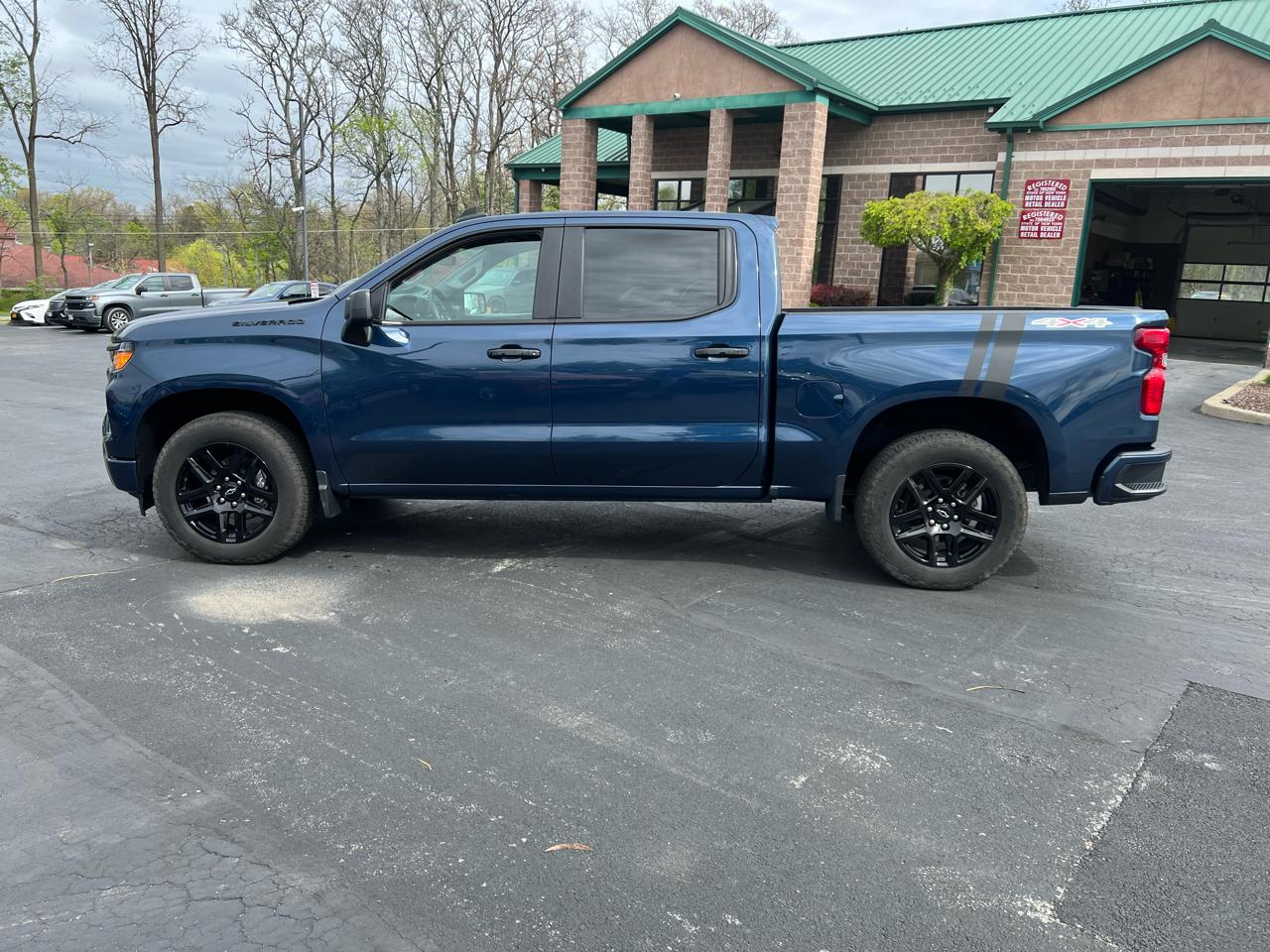 Chevrolet Silverado 1500 4WD Crew Cab 147" Custom 2023