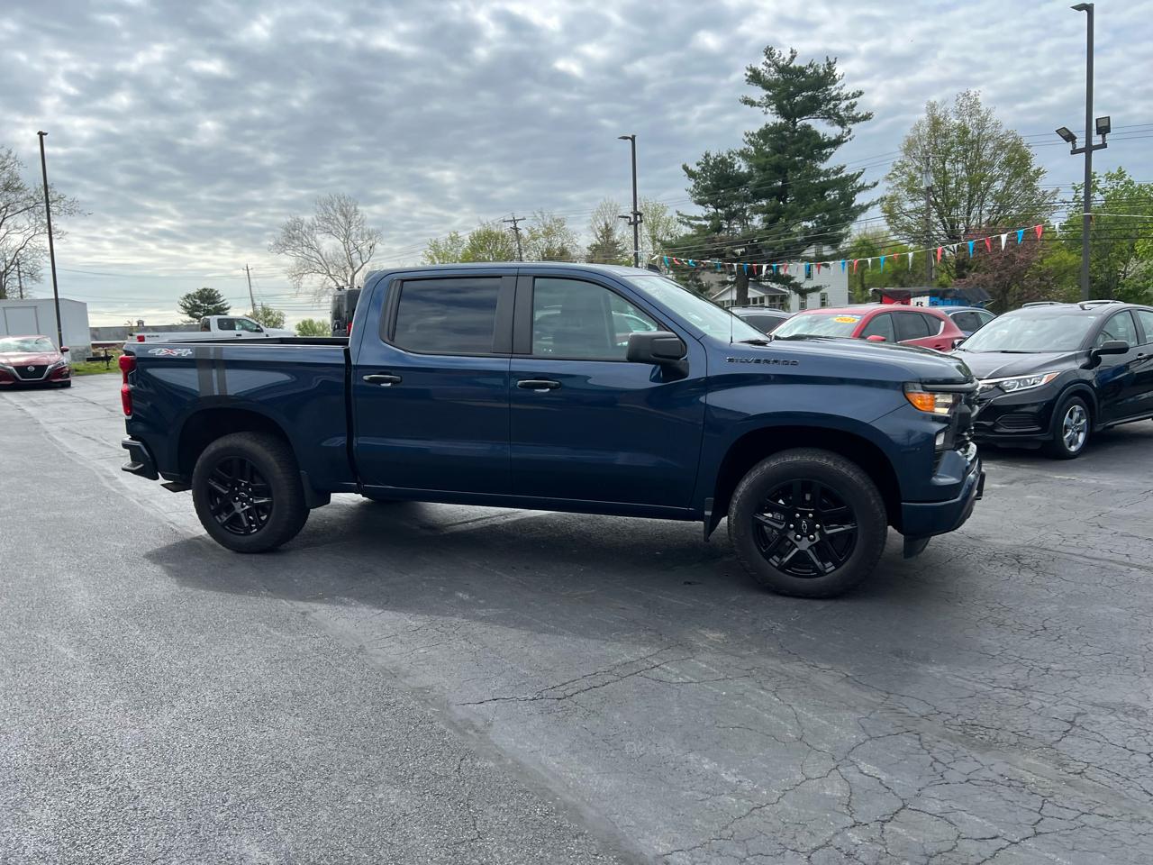 Chevrolet Silverado 1500 4WD Crew Cab 147" Custom 2023