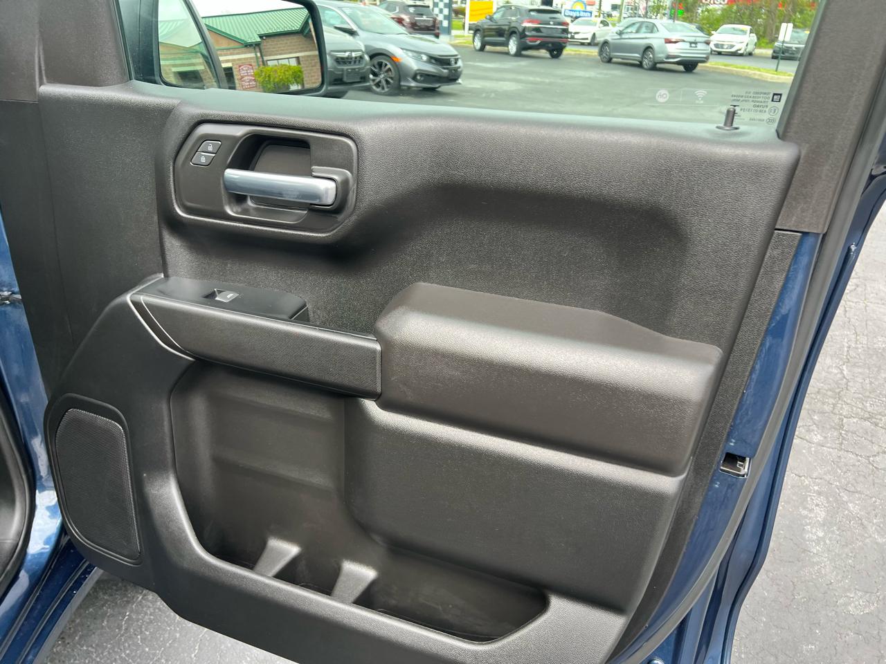 Chevrolet Silverado 1500 4WD Crew Cab 147" Custom 2023