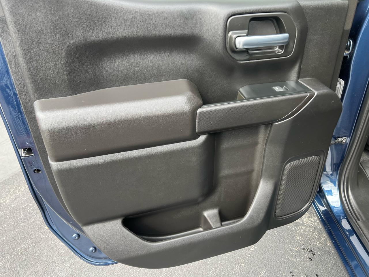 Chevrolet Silverado 1500 4WD Crew Cab 147" Custom 2023