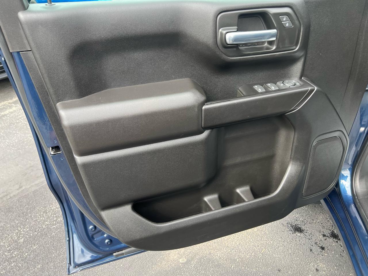 Chevrolet Silverado 1500 4WD Crew Cab 147" Custom 2023