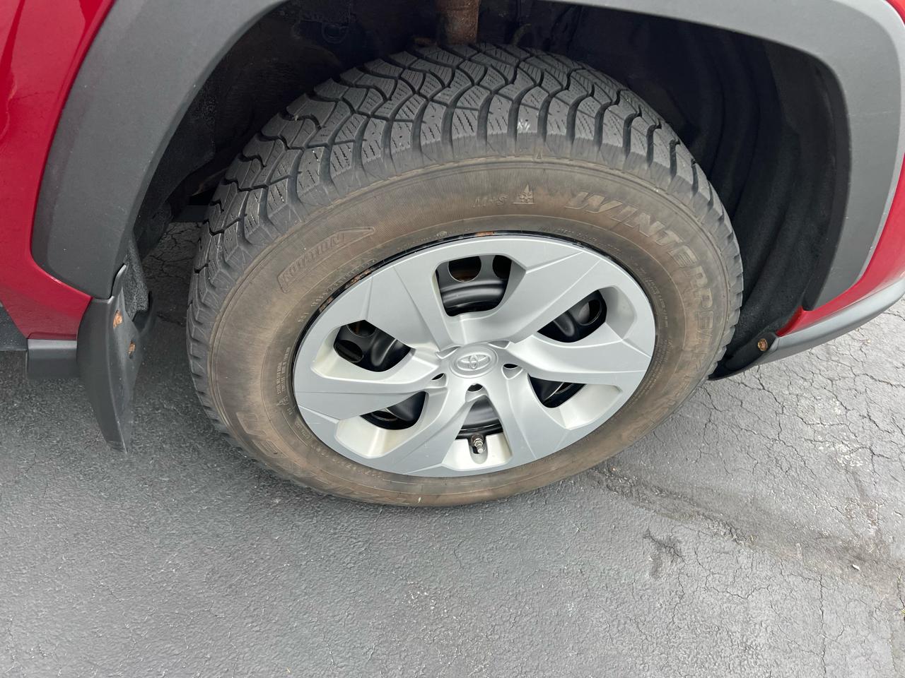 Toyota RAV4 LE AWD (Natl) 2021