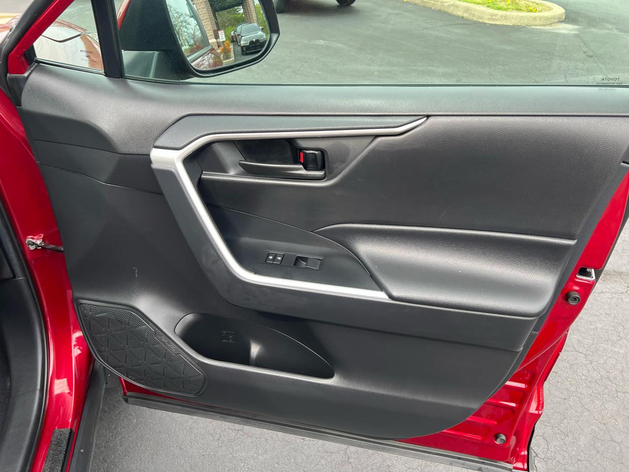 Toyota RAV4 LE AWD (Natl) 2021