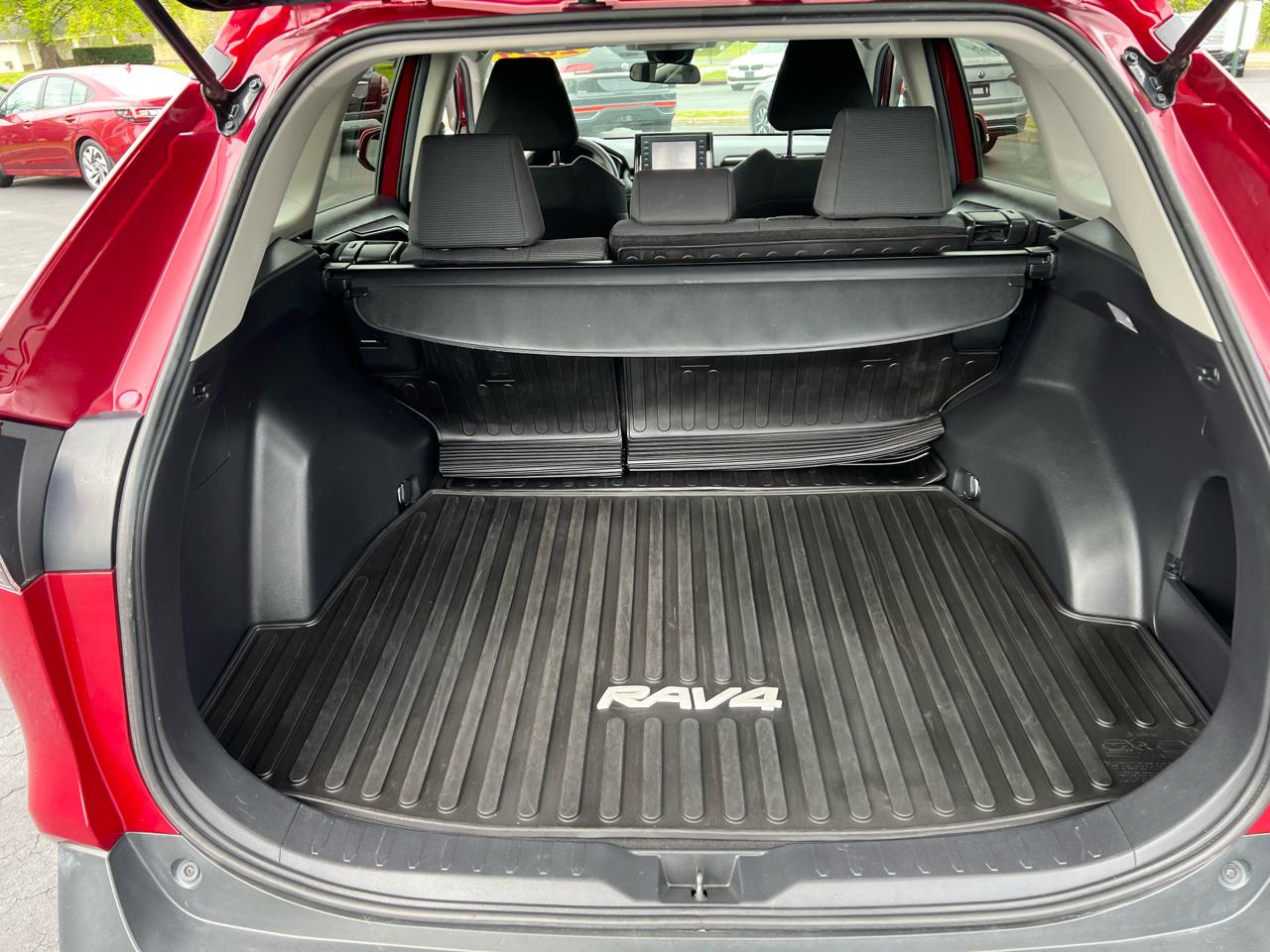 Toyota RAV4 LE AWD (Natl) 2021