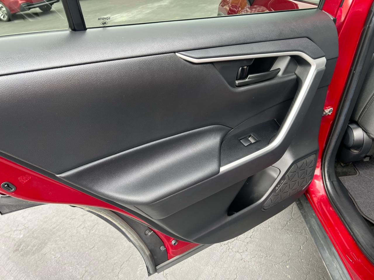 Toyota RAV4 LE AWD (Natl) 2021