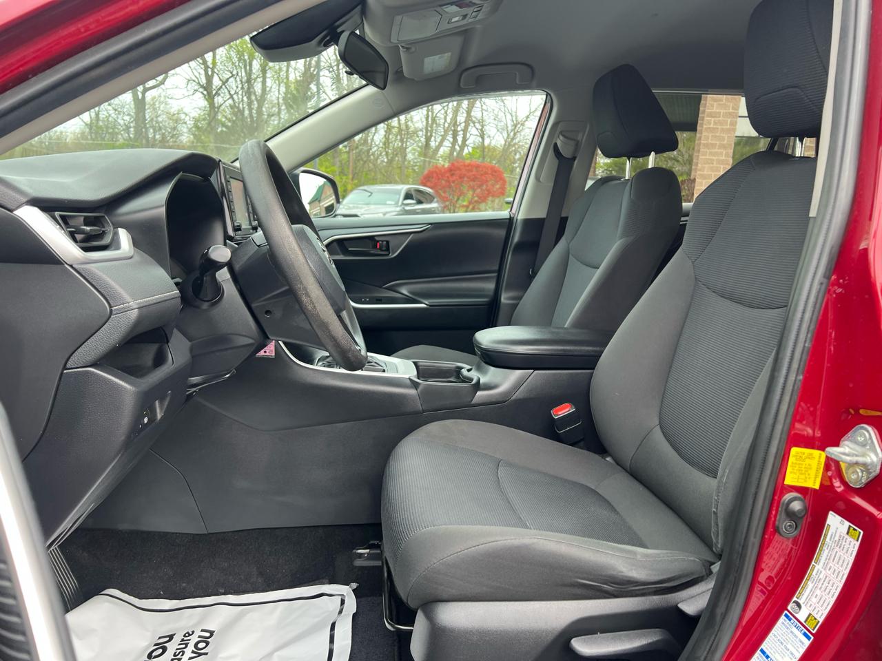 Toyota RAV4 LE AWD (Natl) 2021