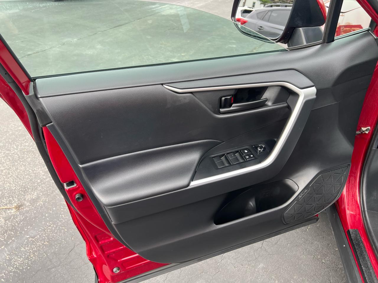 Toyota RAV4 LE AWD (Natl) 2021