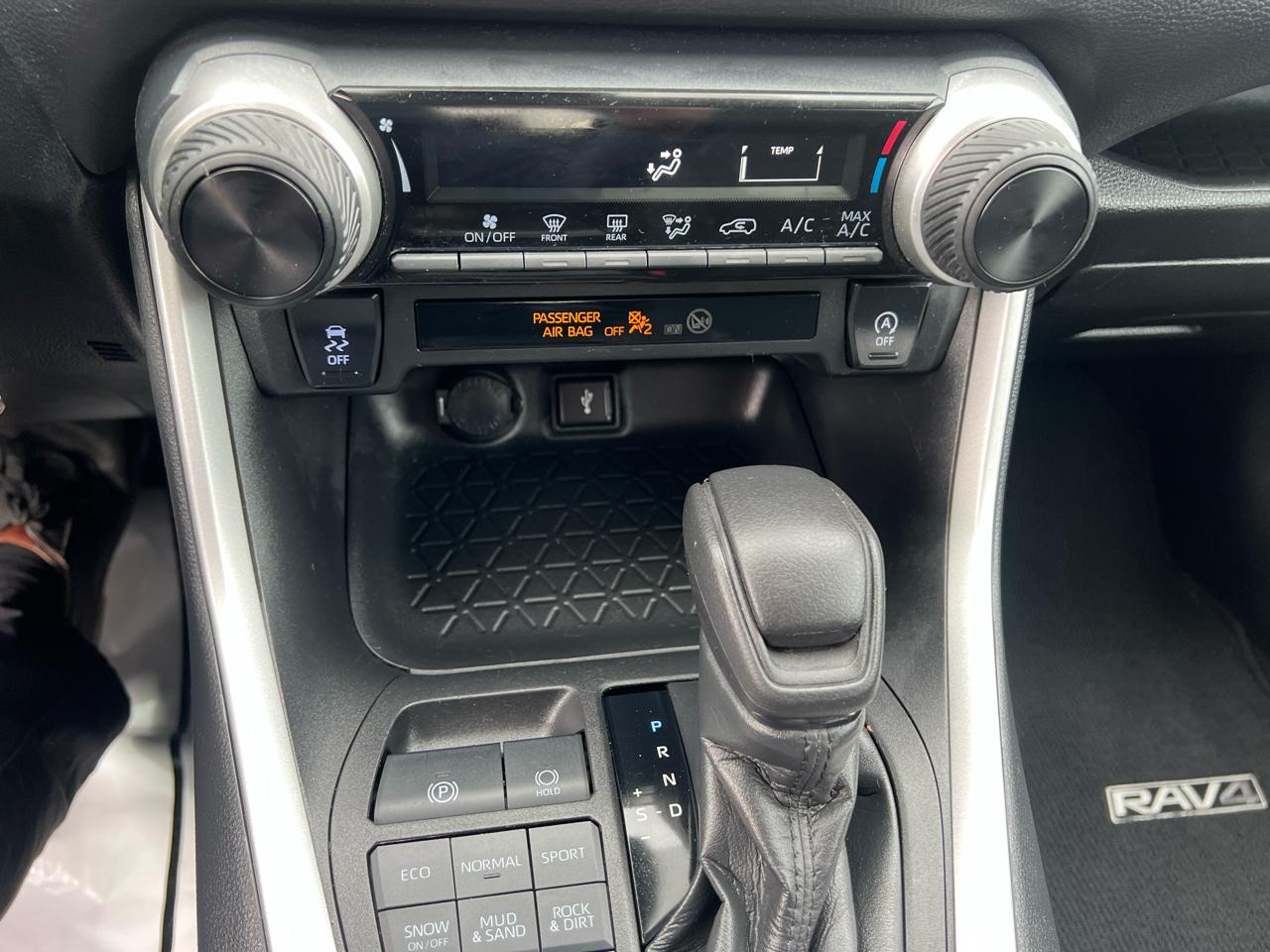 Toyota RAV4 LE AWD (Natl) 2021