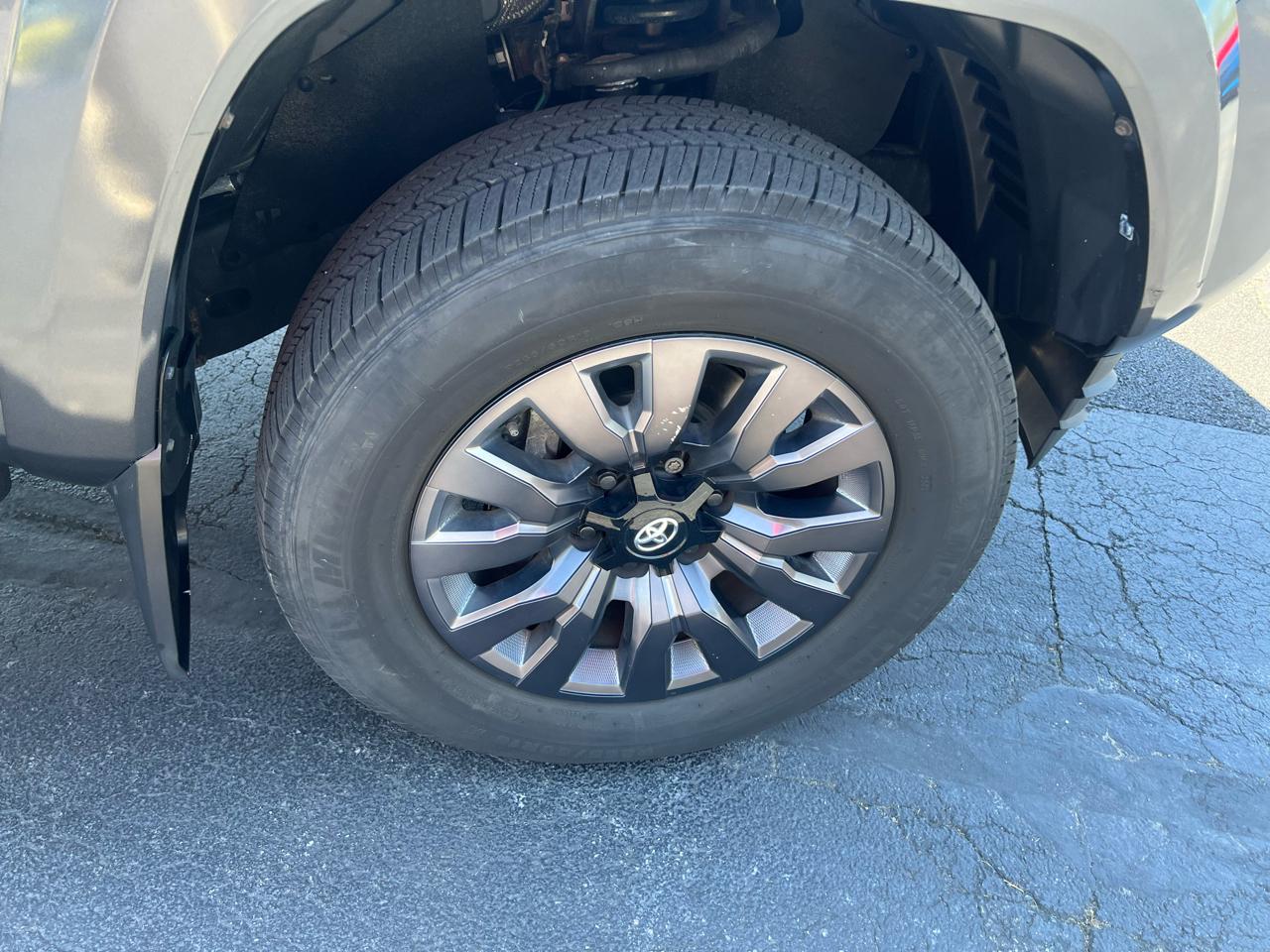 Toyota Tacoma 4WD Limited Double Cab 5' Bed V6 AT (Natl) 2022