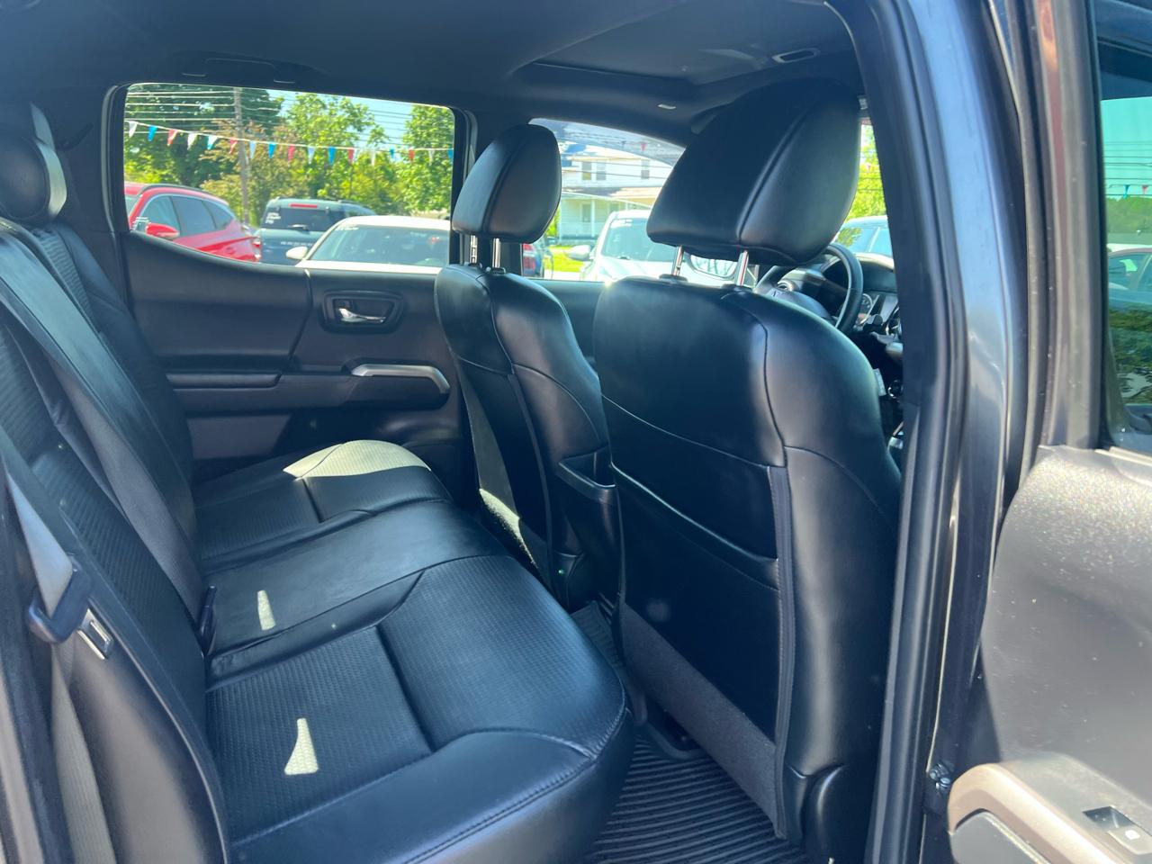 Toyota Tacoma 4WD Limited Double Cab 5' Bed V6 AT (Natl) 2022