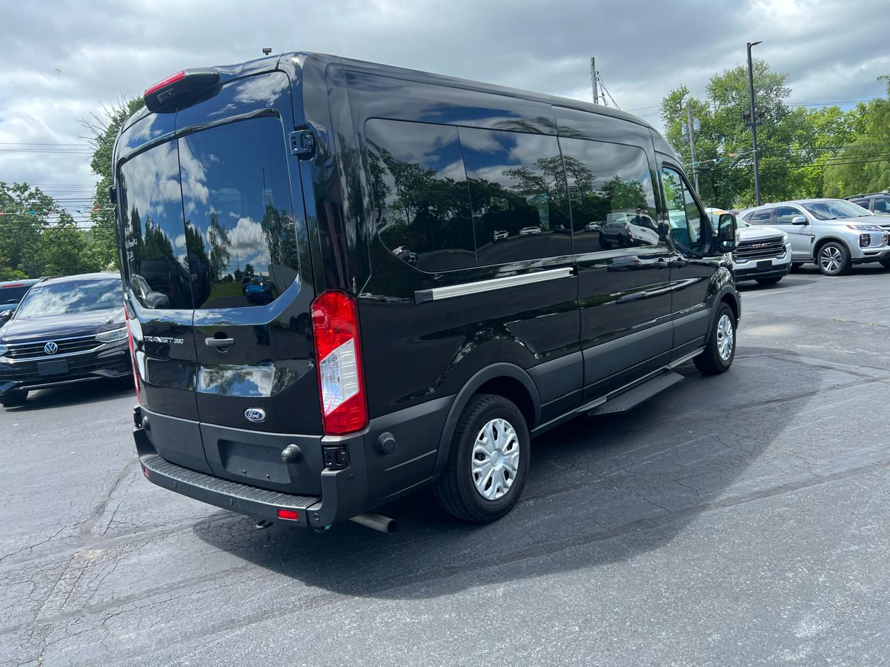Ford Transit Passenger Wagon T-350 148" Med Roof XLT RWD 2024