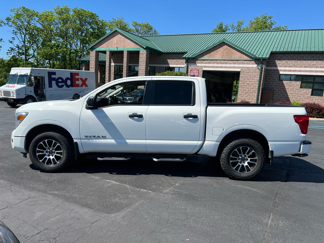 Nissan Titan 4x4 Crew Cab SV 2023