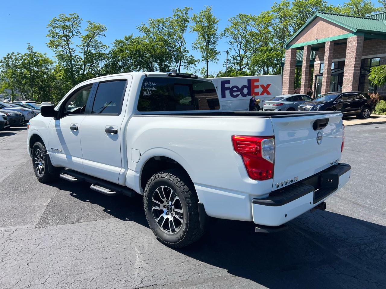 Nissan Titan 4x4 Crew Cab SV 2023
