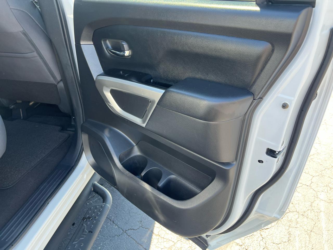 Nissan Titan 4x4 Crew Cab SV 2023