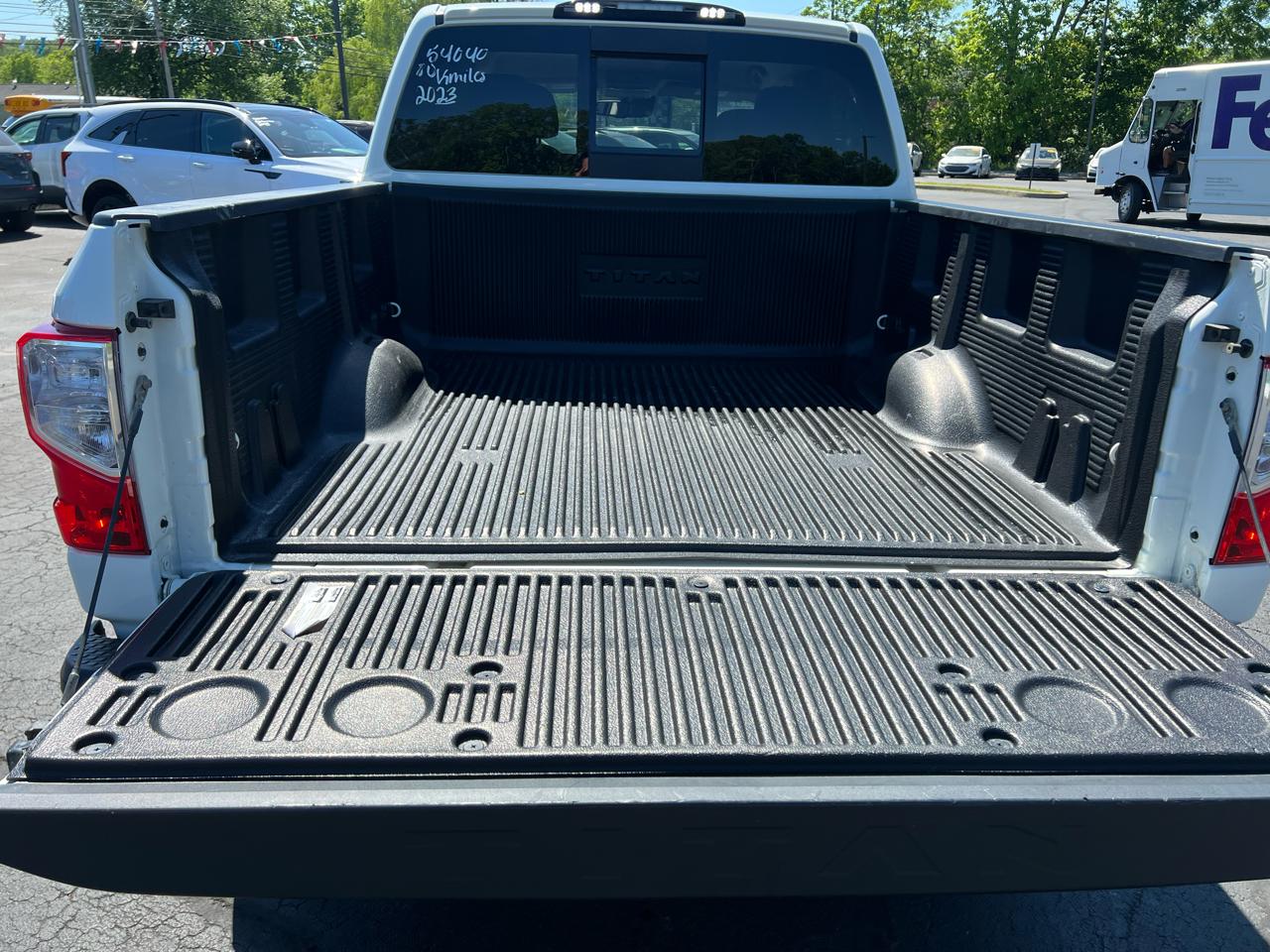 Nissan Titan 4x4 Crew Cab SV 2023