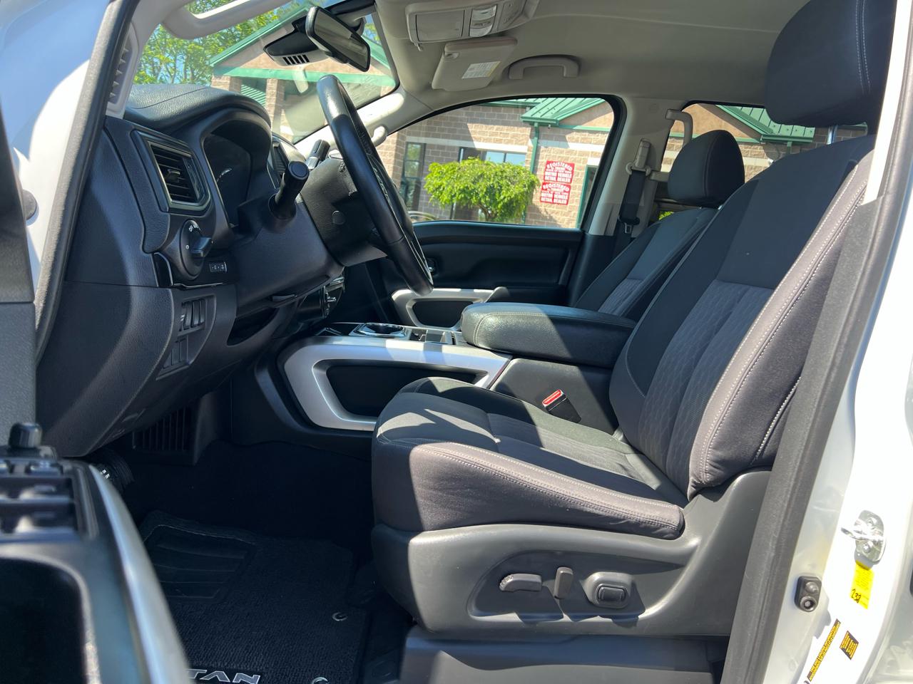 Nissan Titan 4x4 Crew Cab SV 2023