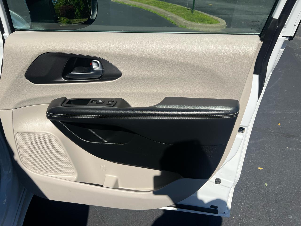 Chrysler Pacifica Touring L FWD 2023