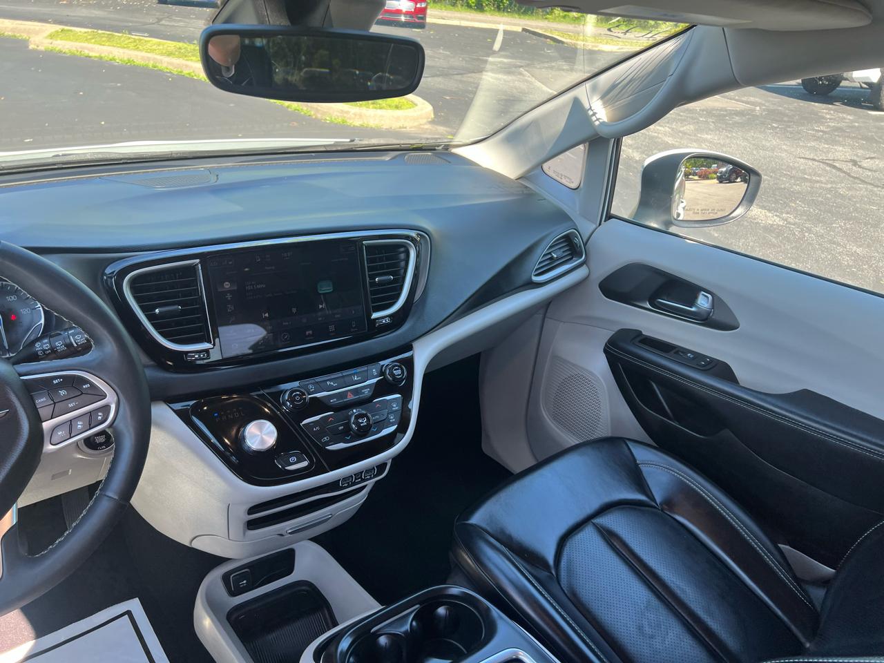 Chrysler Pacifica Touring L FWD 2023