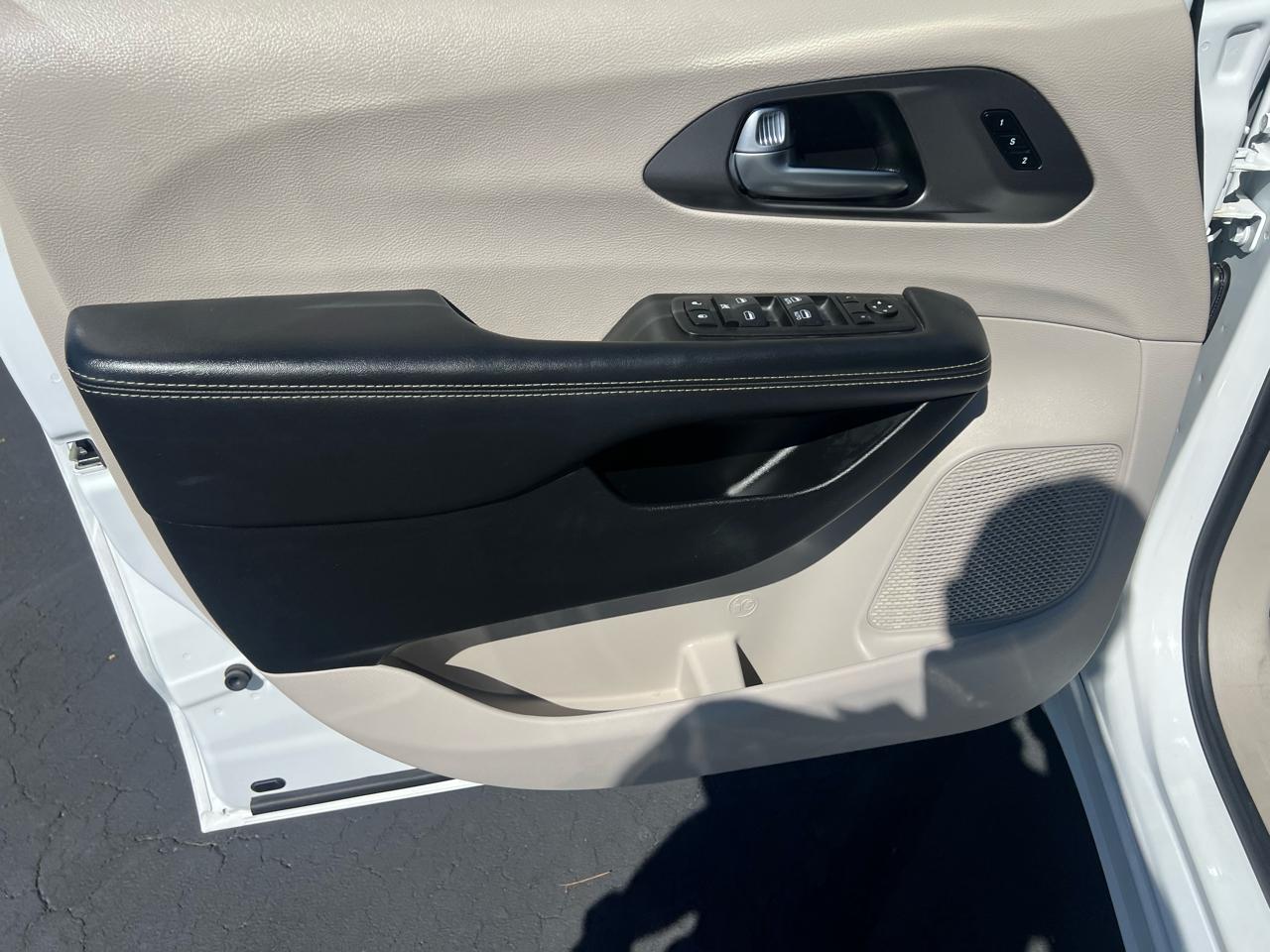 Chrysler Pacifica Touring L FWD 2023