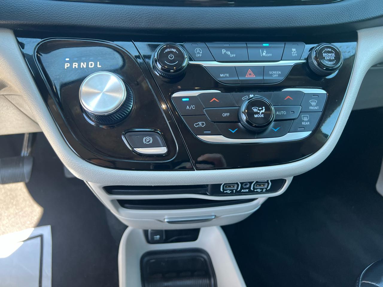 Chrysler Pacifica Touring L FWD 2023