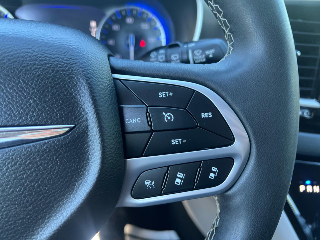 Chrysler Pacifica Touring L FWD 2023