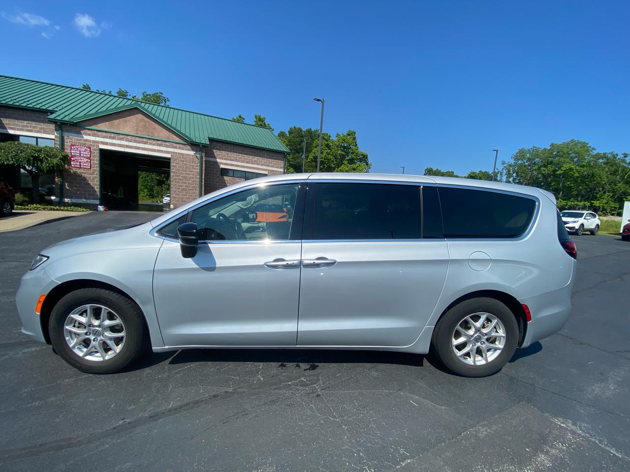 Chrysler Pacifica Touring L FWD 2024