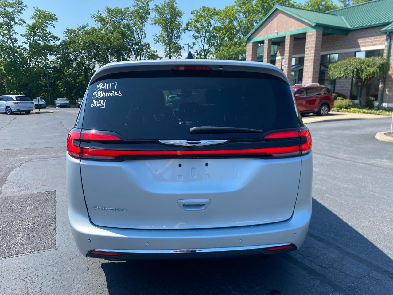 Chrysler Pacifica Touring L FWD 2024