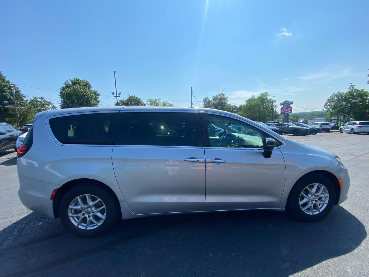 Chrysler Pacifica Touring L FWD 2024