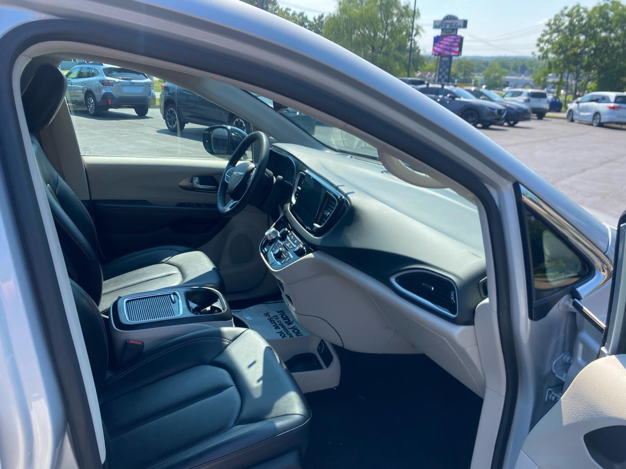 Chrysler Pacifica Touring L FWD 2024