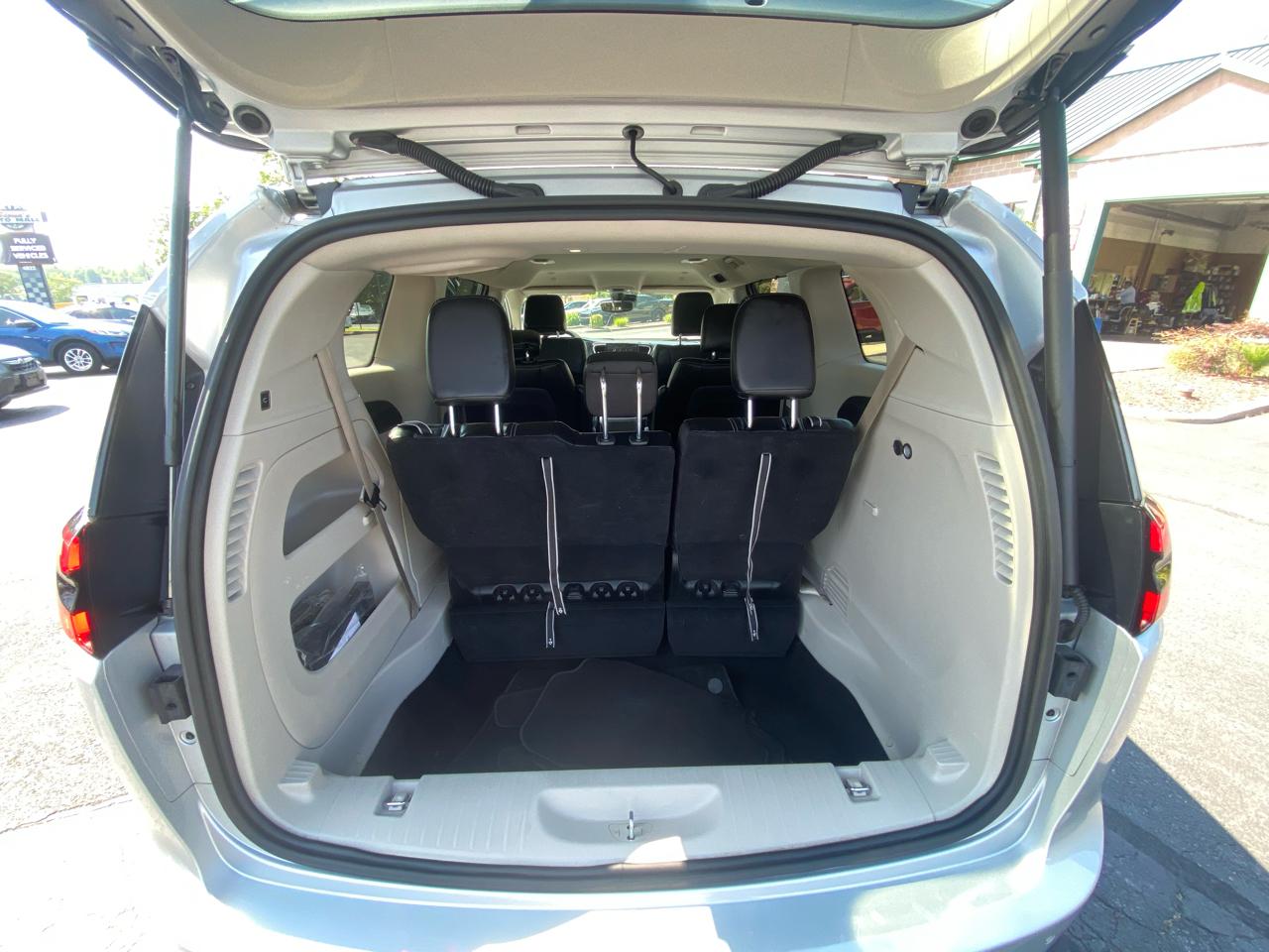 Chrysler Pacifica Touring L FWD 2024