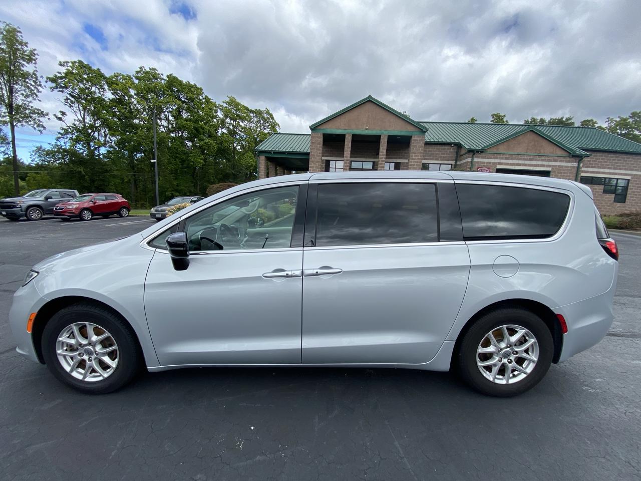 Chrysler Pacifica Touring L FWD 2024
