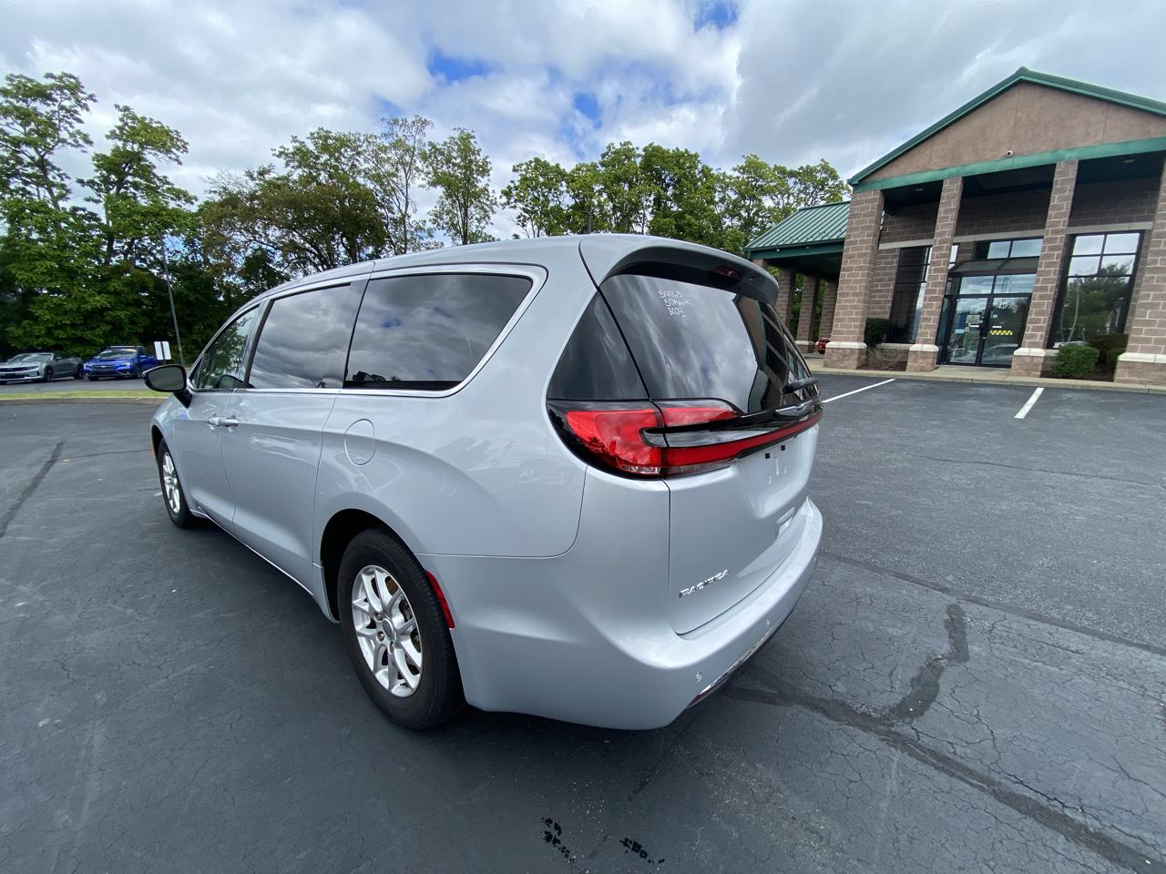 Chrysler Pacifica Touring L FWD 2024