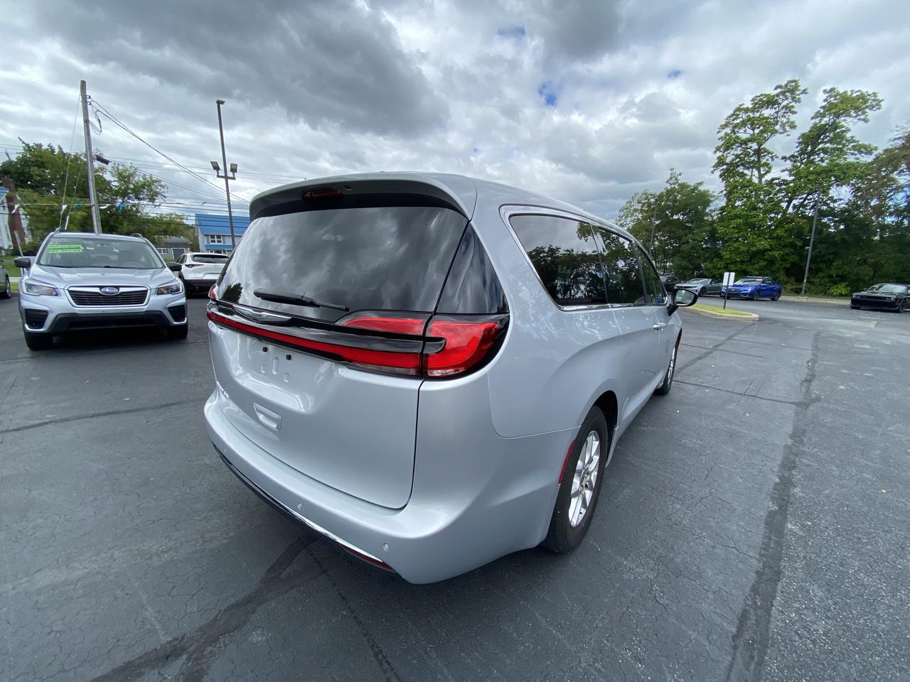 Chrysler Pacifica Touring L FWD 2024