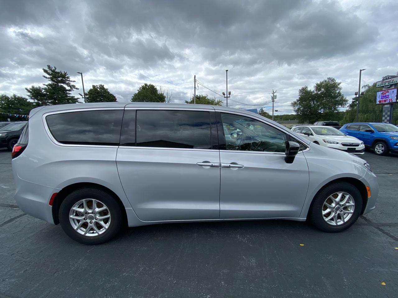 Chrysler Pacifica Touring L FWD 2024