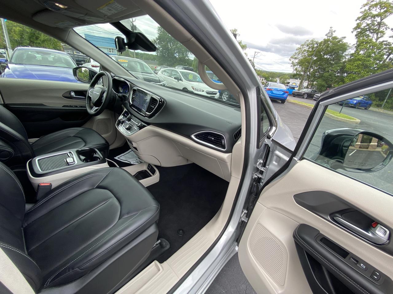 Chrysler Pacifica Touring L FWD 2024