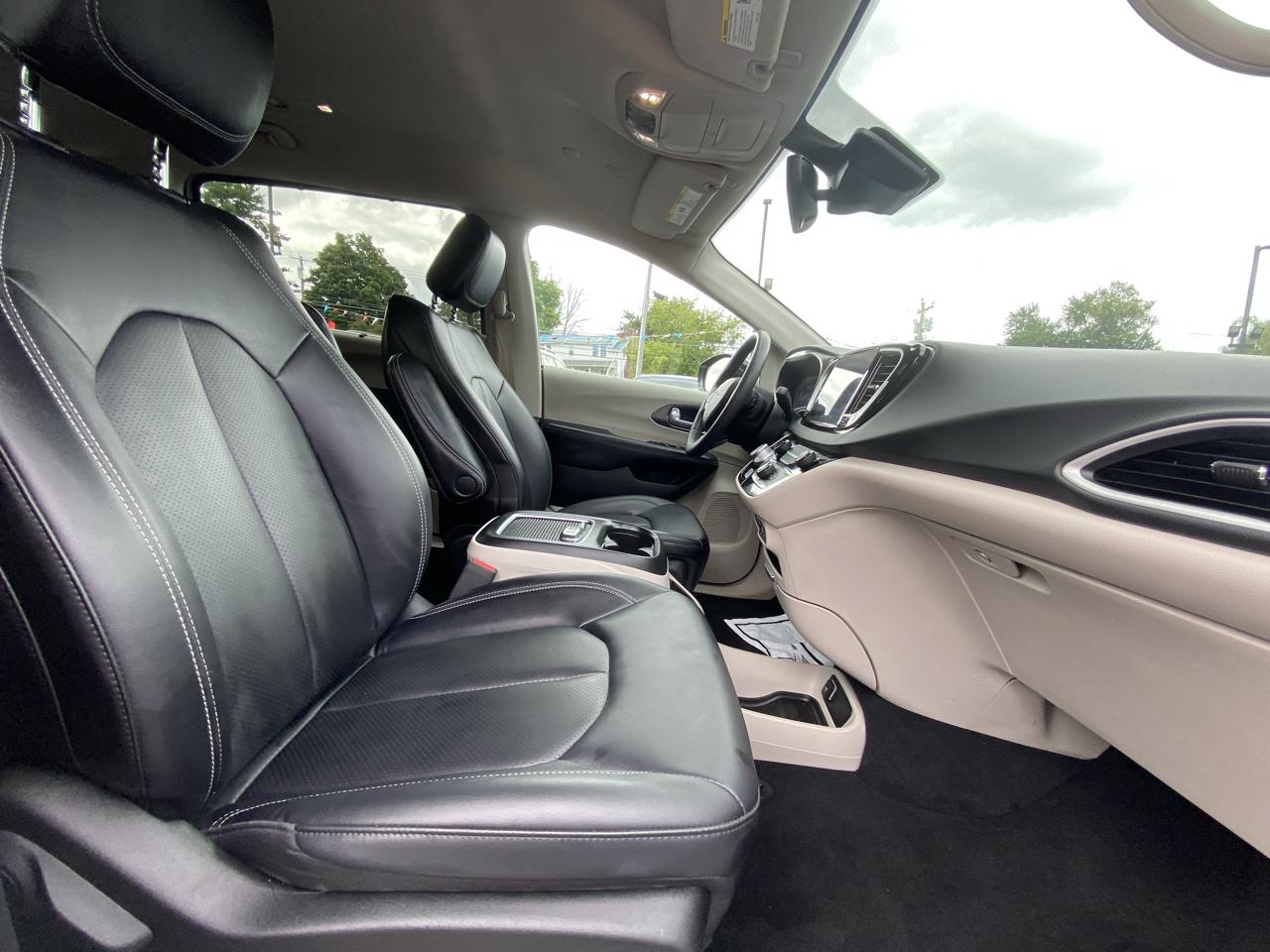 Chrysler Pacifica Touring L FWD 2024