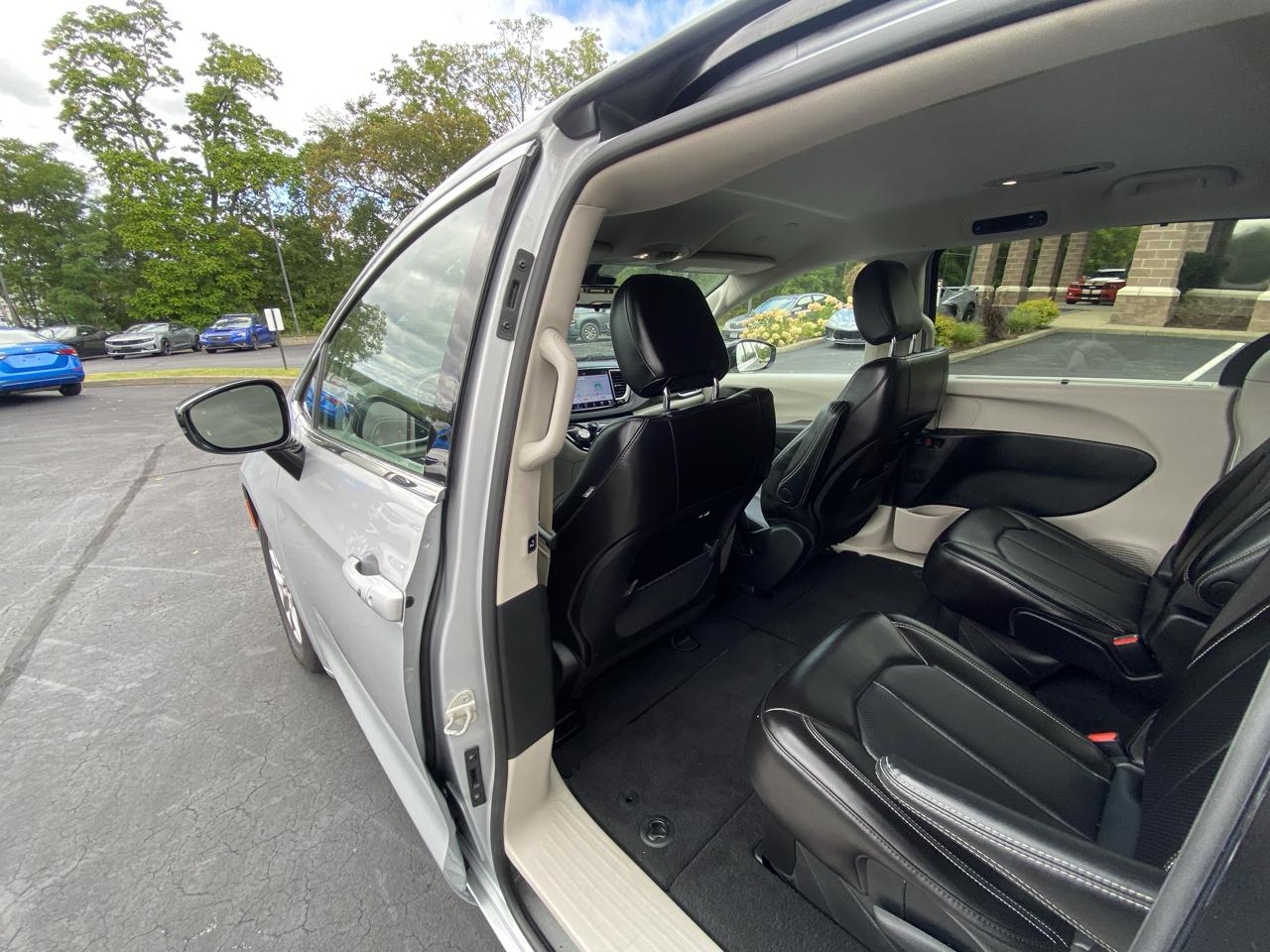 Chrysler Pacifica Touring L FWD 2024