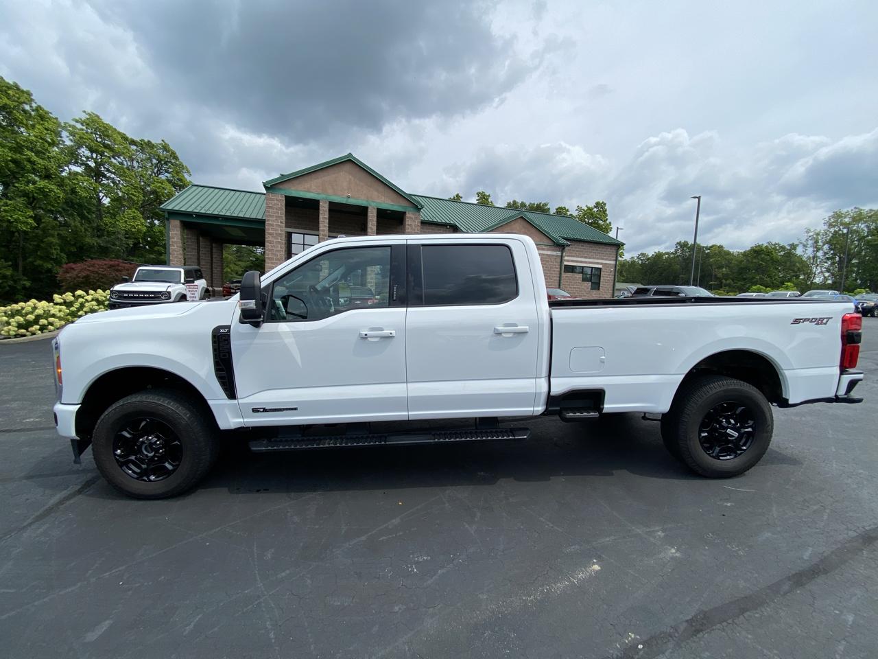 Ford Super Duty F-250 SRW XLT 4WD Crew Cab 8' Box 2023