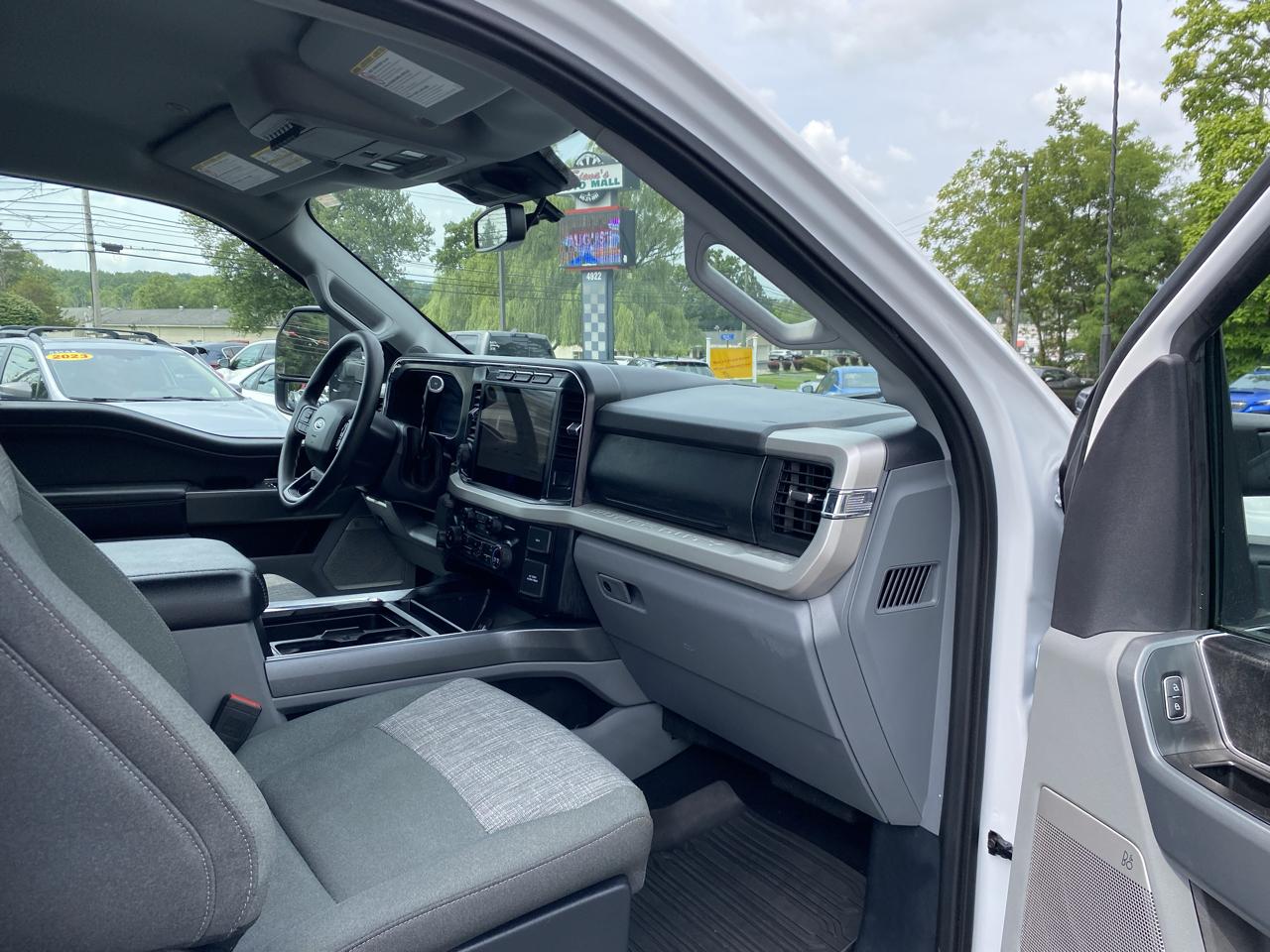 Ford Super Duty F-250 SRW XLT 4WD Crew Cab 8' Box 2023