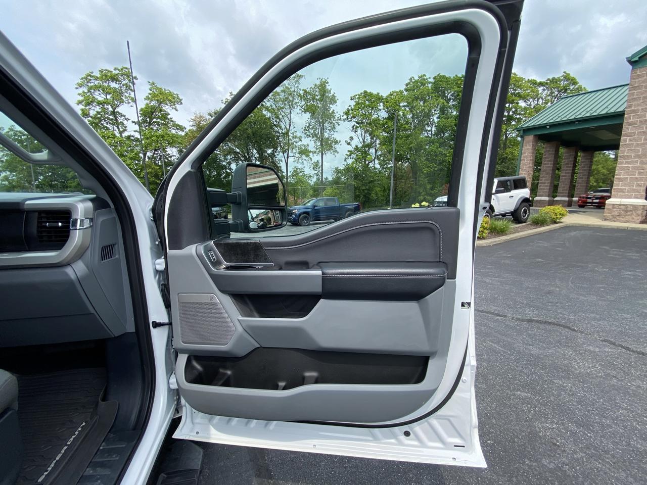 Ford Super Duty F-250 SRW XLT 4WD Crew Cab 8' Box 2023