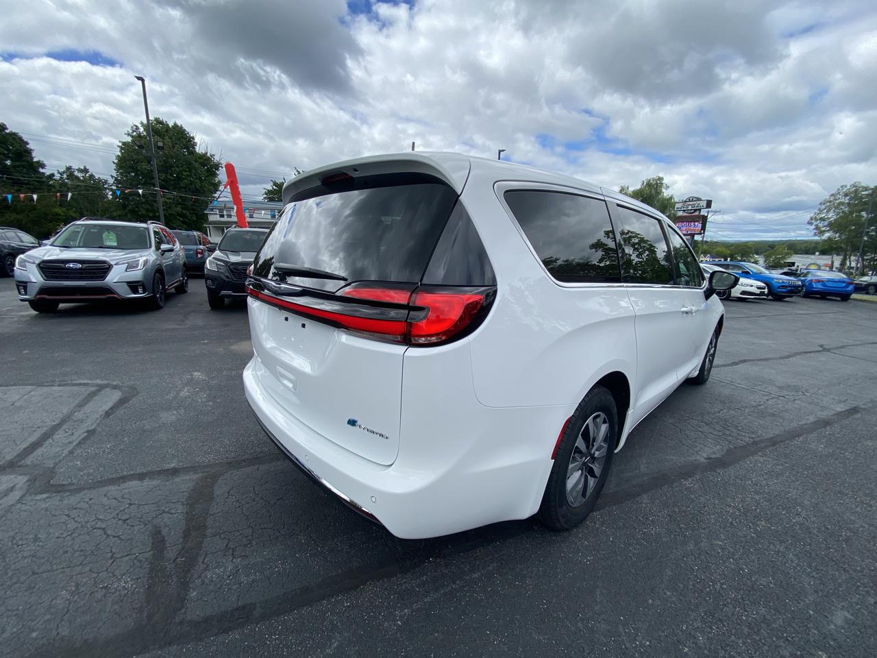 Chrysler Pacifica Hybrid Select FWD 2024
