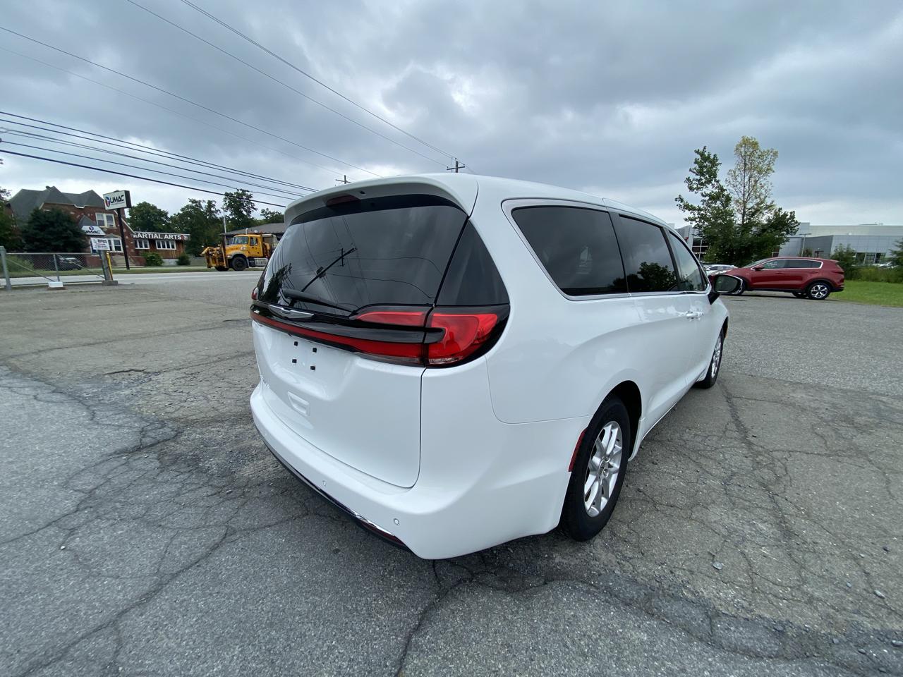 Chrysler Pacifica Touring L FWD 2023