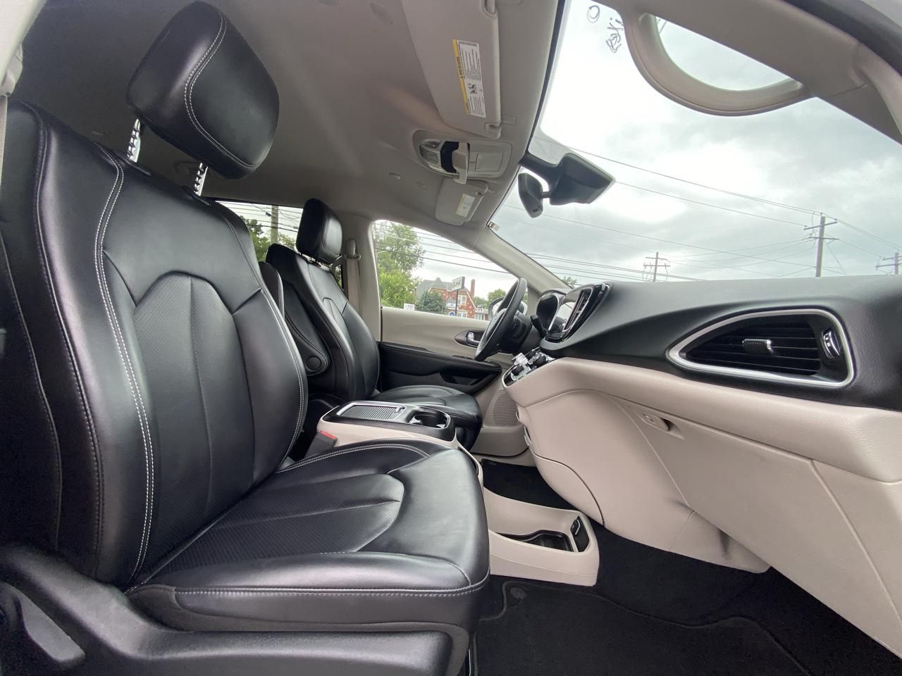Chrysler Pacifica Touring L FWD 2023